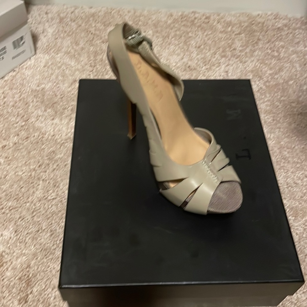 Gently worn LAMB pump gray size 7
